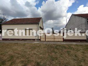 KLISA, prizemnica od 123m2 na placu 2552m2. Fronte 17.5m.