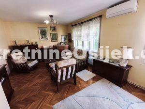 CENTAR GRADA...katnica od 2 stana po 80m2+tavan+podrum+garaža. Plac-199m2